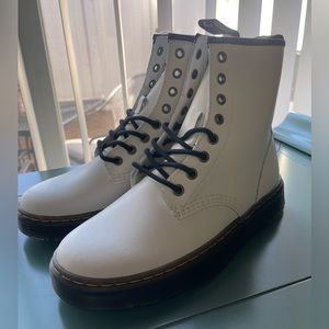 Doc Martens Women’s 8 Zavala